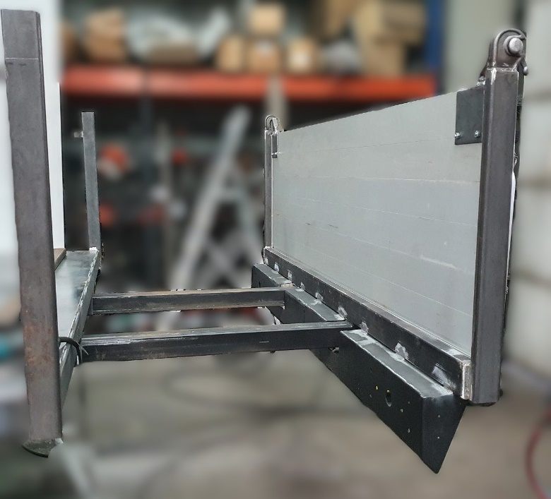 Extendable supports for carrying long loads in the body